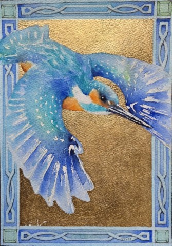 Aquarellbild eines Eisvogels in Blau und Orange mit goldenem Hintergrund und türkisfarbener Schmuckbordüre